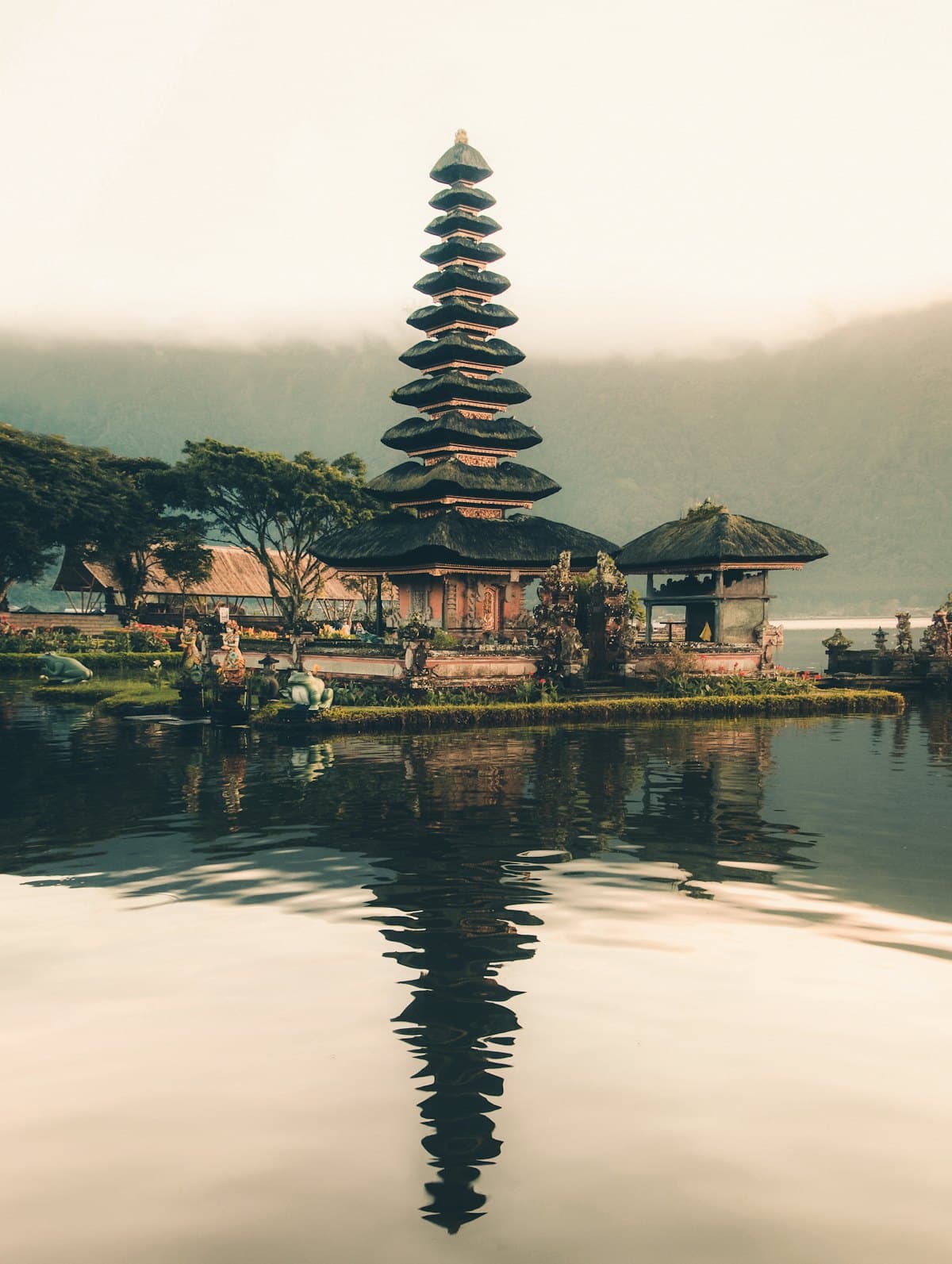 Templo balinés junto al agua