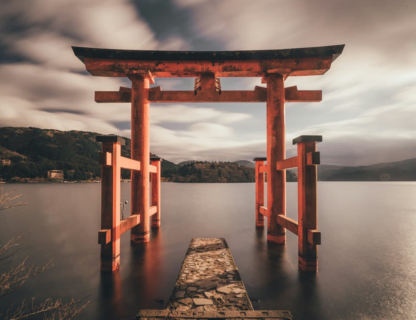 Torii en el lago Ashi, Hakone