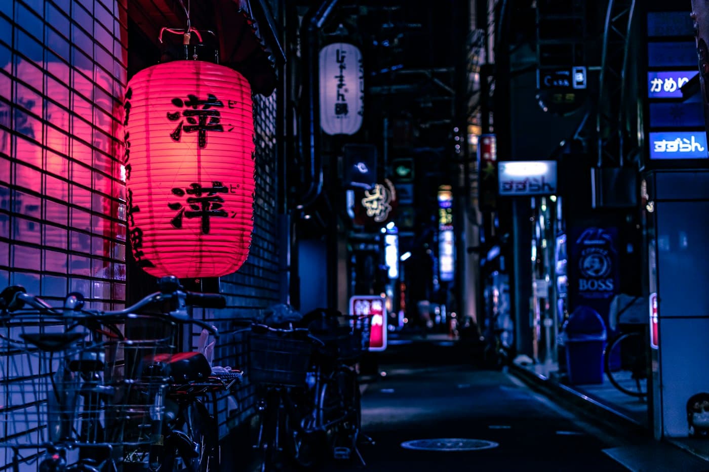 Callejón con farolillos en Kioto de noche
