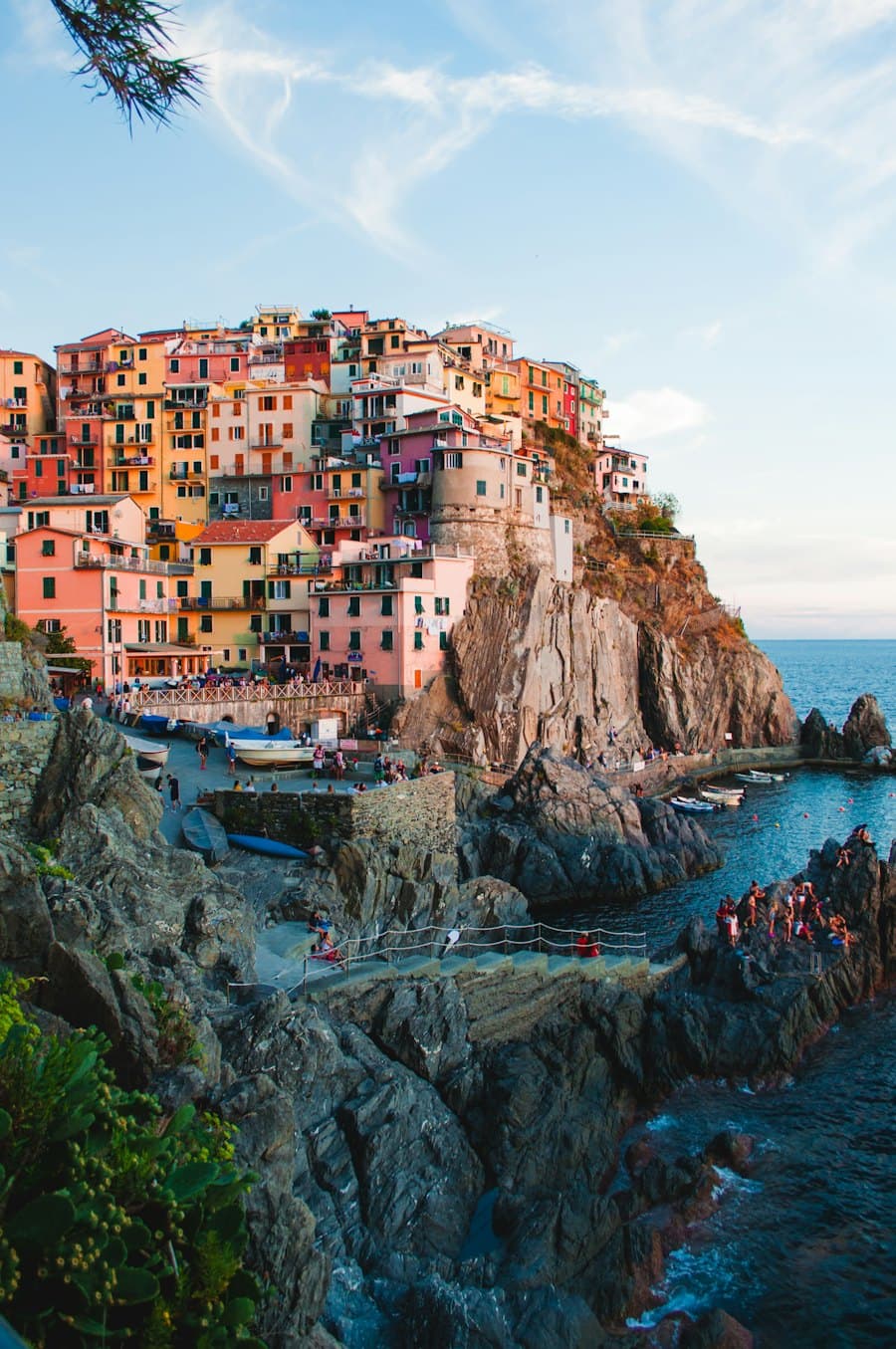 Casas de colores sobre el mar en Liguria